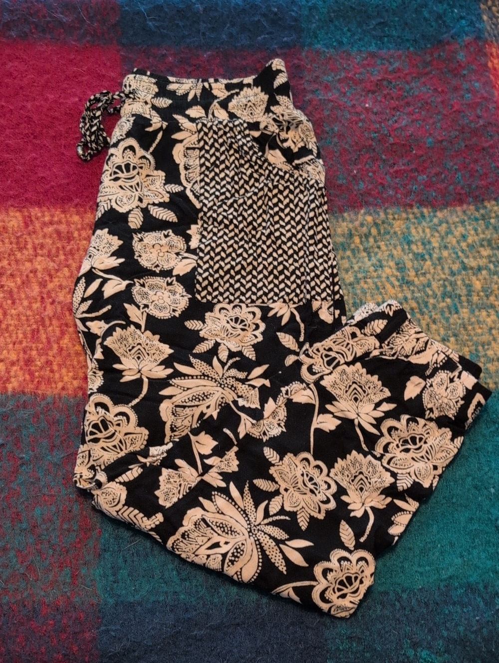 American Eagle Black and Cream Floral Lounge Pants